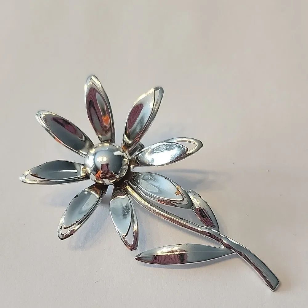 Brooch silver tone daisy flower with stem and leaves